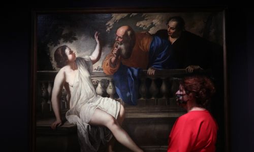 Kłopot w tym, że naturalizm i porno-brutalna tematyka królują również u innych włoskich artystów, urodzonych na przełomie XVI i XVII wieku. Taki był po prostu klimat. Mitologia, Stary Testament i chrześcijańska martyrologia dostarczały aż nadto pretekstów do epatowania golizną i przemocą. Oprócz zabójstw wzięcie miały czy molestowanie – jak lubieżnicy w „Zuzanna i starcy” z 1652 r., Artemisia Gentileschi (wystawa w National Gallery w Londynie). Fot. Yui Mok/PA Images via Getty Images