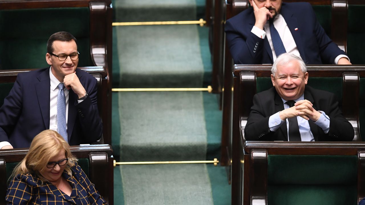 Jarosław Kaczyński i Mateusz Morawiecki w Sejmie (fot. PAP/Radek Pietruszka)