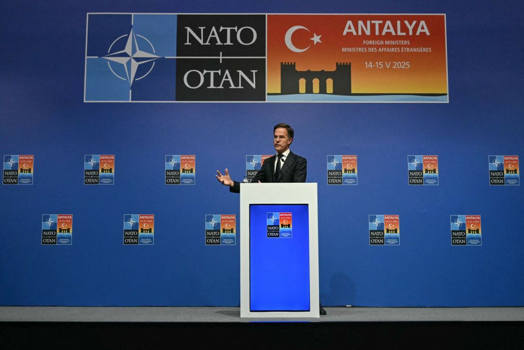 Генеральны сакратар NATO Марк Рутэ выступае на прэс-канферэнцыі пасля нефармальнай сустрэчы міністраў замежных спраў NATO. Анталья, Турцыя. 15 траўня 2025 года. Фота: Ozan Kose / AFP / East News