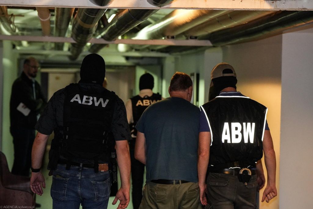 Супрацоўнікі Агенцтва ўнутранай бяспекі (ABW) дастаўляюць грамадзяніна Беларусі Сцяпана К. у Вроцлаўскі суд. Фота: Tomasz Pietrzyk / Agencja Wyborcza.pl
