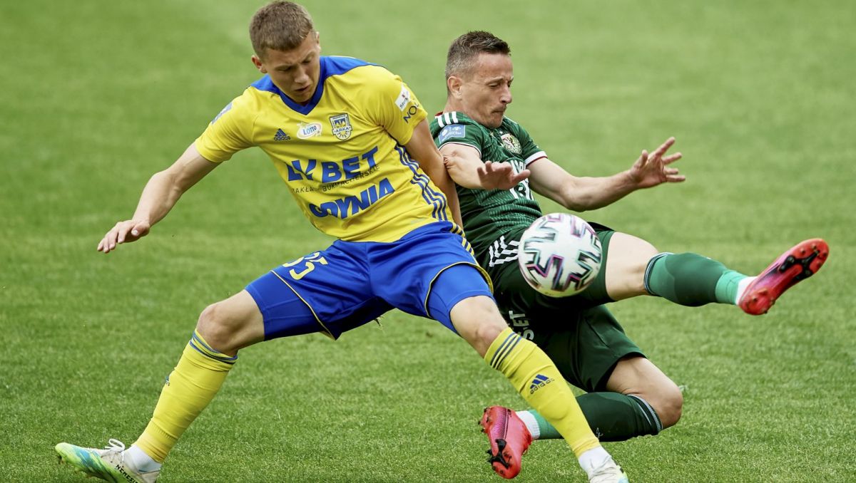 Kluczowa sytuacja pierwszej połowy. Faul Mateusza Młyńskiego na Robercie Pichu (fot. PAP/Adam Warżawa) Kluczowa sytuacja z pierwszej części gry. Faul Mateusza Młyńskiego na Robercie Pichu (fot. PAP/Adam Warżawa)