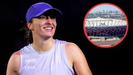 Iga Świątek spoglądająca w kierunku PGE Narodowego w Warszawie. Adam Soroko w rozmowie dla TVPSPORT.PL  nie wykluczył, że w przyszłości na stołecznym stadionie zorganizowany zostanie turniej tenisowy z udziałem najlepszej polskiej tenisistki (fot. Getty Images)