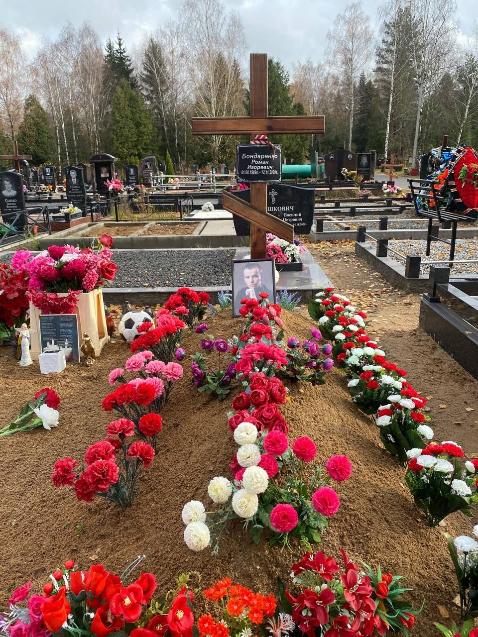 Магіла Рамана Бандарэнкі на Паўночных могілках у Менску напрыканцы кастрычніка 2023 года. Здымак перадала рэдакцыі сястра Рамана, Вольга Кучарэнка