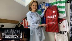 Sylwia Dekiert przekazała zebrane przez siebie koszulki na szczytny cel