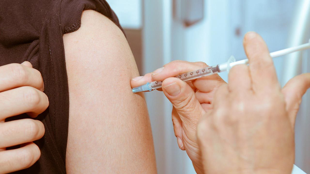 To jak, szczepić się, czy nie szczepić? (fot. Shutterstock/Rana Mudassar)