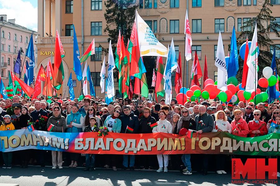 Святкаванне 9 траўня ля манументу Перамогі ў Менску. Фота: minsknews.by