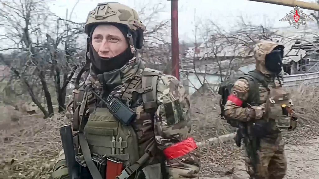 Двое расейскіх вайскоўцаў з інжынерных падраздзяленняў ідуць па Аўдзееўцы пасля ліквідацыі міннай небяспекі ў горадзе. 19 лютага 2024 года. (Фота: Russian Defense Ministry Press Service / AP / East News)