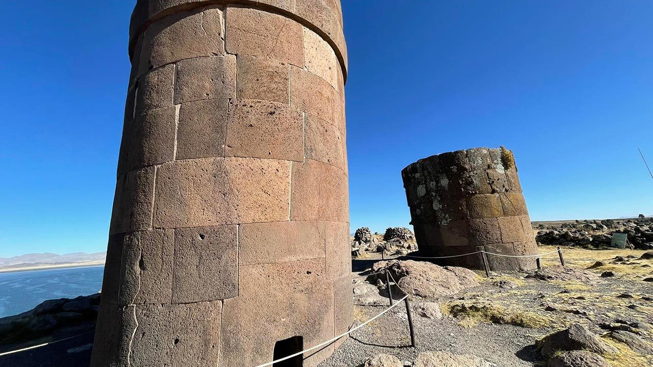 Preinkaskie i inkaskie grobowce z tajemniczymi wieżami nadal są ważnym miejscem dla współczesnych Peruwiańczyków (fot. Agnieszka Wasztyl)