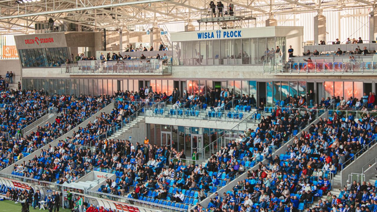 Trybuny stadionu w Płocku podczas meczu z Polonią Warszawa (fot. Wisła Płock).