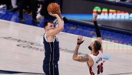 Luka Doncić z lewej (fot. PAP/EPA)