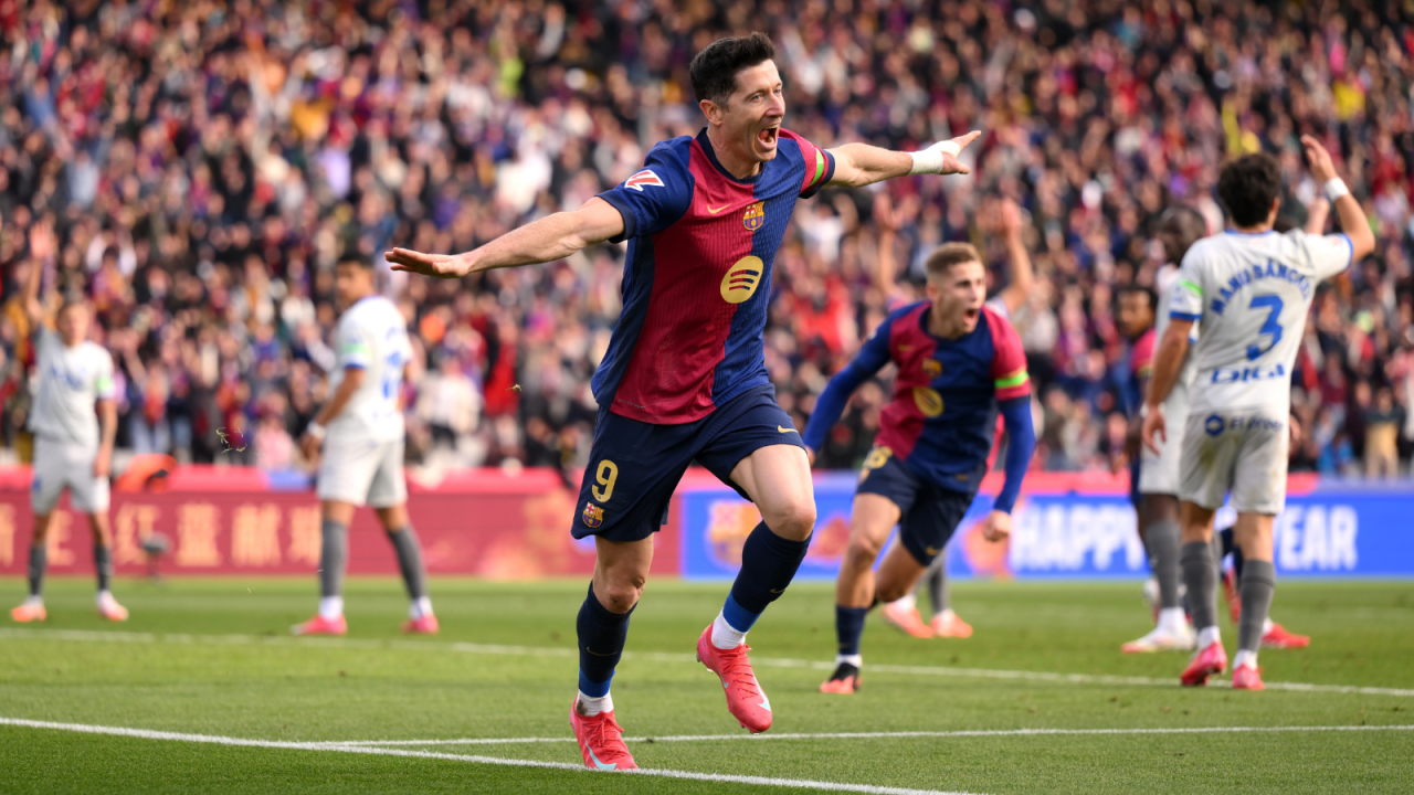 Robert Lewandowski w rywalizacji z Deportivo Alaves (fot. Getty Images)