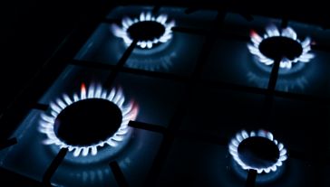 Główny cel ustawy to zamrożenie ceny za gaz w 2023 r. na poziomie z 2022 r. (fot. Artur Widak/NurPhoto/Getty)