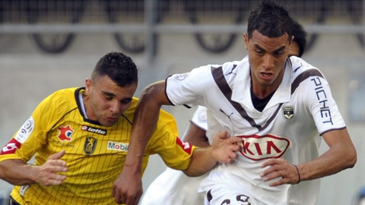 Marouane Chamakh (z prawej, walczy o piłkę z Marvinem Martinem z Sochaux) może jeszcze w sierpniu opuścić Bordeaux (fot. PAP/EPA