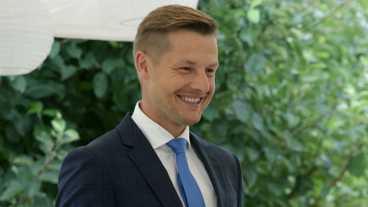 Rolę jego serialowego brata Pawła odgrywa... jego bliźniak – Rafał Mroczek (fot. TVP)