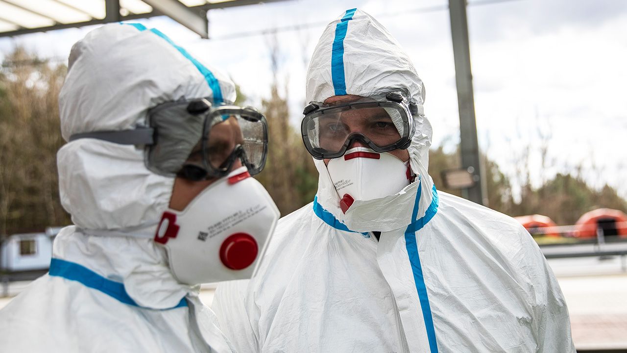 Policjanci podjęli natychmiastową interwencję w specjalnej ochronnej odzieży z zachowaniem szczególnych środków ostrożności (fot. Maja Hitij/Getty Images) Policjanci podjęli natychmiastową interwencję w specjalnej ochronnej odzieży z zachowaniem szczególnych środków ostrożności (fot. Maja Hitij/Getty Images)