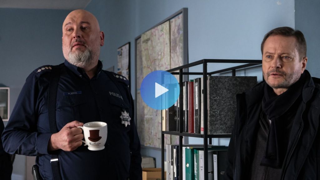 W nowym odcinku „Ojca Mateusza” policjanci będą ścigać przestępczynię, która uciekła z więzienia. Do pomocy w śledztwie włączy się nawet gosposia ojca Mateusza – Natalia. Fot. M. Stokłosa/ TVP  
