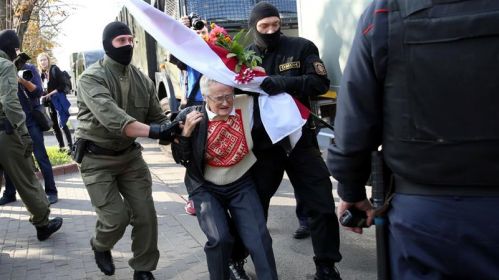 АМАП затрымлівае Ніну Багінскую на акцыі пратэсту ў Менску, Беларусь. 