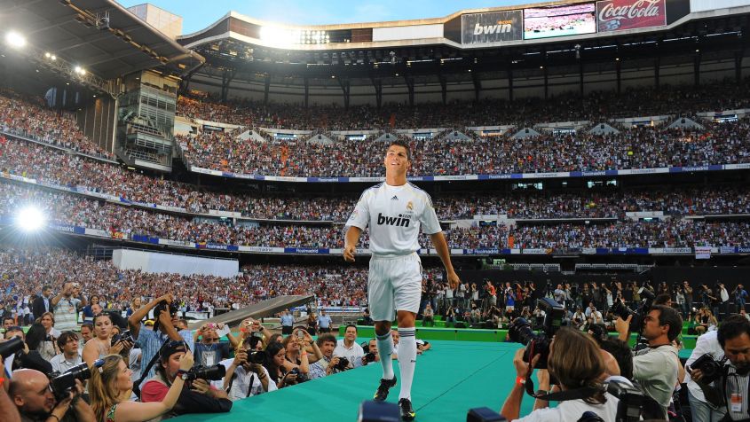 Kibice Estadio Santiago Bernabéu tłumnie przybyli w 2009 roku na prezentacje nowego piłkarza Realu – Cristiano Ronaldo (fot. Getty)