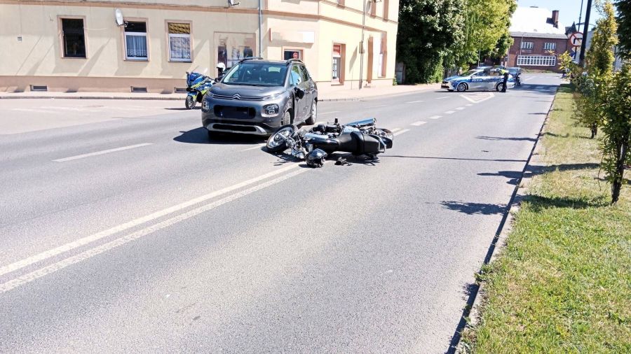 Wypadek w centrum Świdwina. Ranny motocyklista (fot. KPP w Świdwinie)
