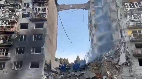 Разбураны ў выніку расейскай атакі пад'езд жылога дому ў Кіеве. 17 чэрвеня 2025 г. Скрыншот з відэа: ДСНС України / Telegram