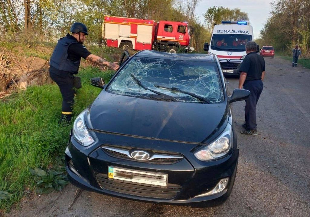 Абломкі расейскай ракеты ўпалі на аўтамабіль у Любімаўскай грамадзе. (Фота: dnipropetrovskaODA / Telegram)