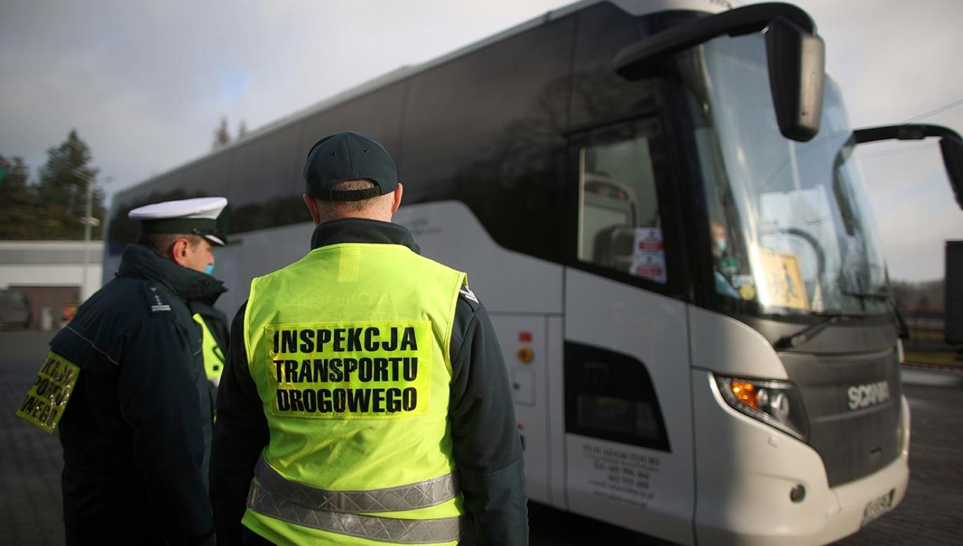 Inspekcja Transportu Drogowego apeluje do kierowców o czujność ma drogach (fot.  PAP/Łukasz Gągulski)