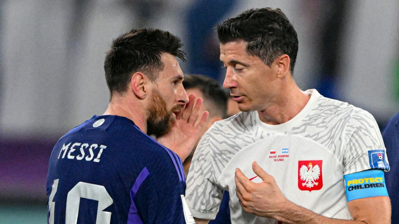 Lionel Messi (L) oraz Robert Lewandowski (P) w meczu Polska – Argentyna na mistrzostwach świata w Katarze (fot. Getty)