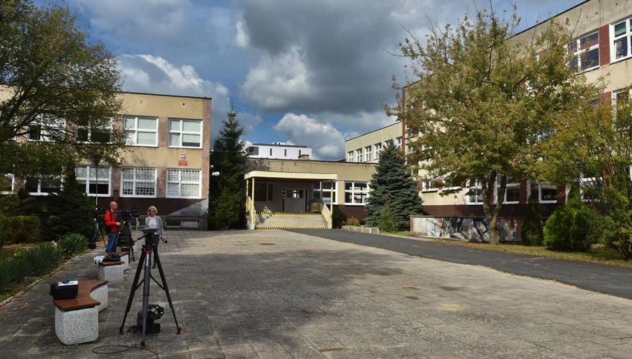 Zielona Gora Atak W Liceum Nozowniczka Relacje Swiadkow Z Ataku Nozowniczki W Liceum Moj Kolega Rzucil W Nia Krzeslem Wieszwiecej Tvp Info
