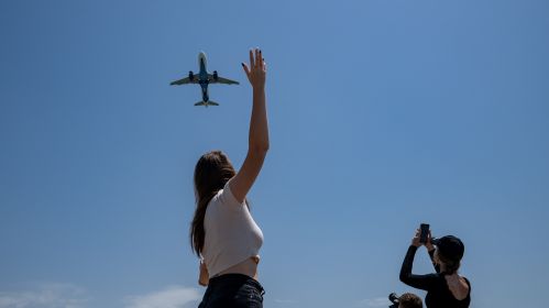 Туристы наблюдают за взлетом самолета на площадке для споттинга возле аэропорта в Батуми, Грузия. 27 мая 2024 года. Фото: Белсат