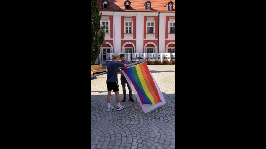Aktywiści LGBT zawiesili tęczową flagę na dziedzińcu Urzędu Miasta Poznania (fot. FB/Grupa Stonewall)