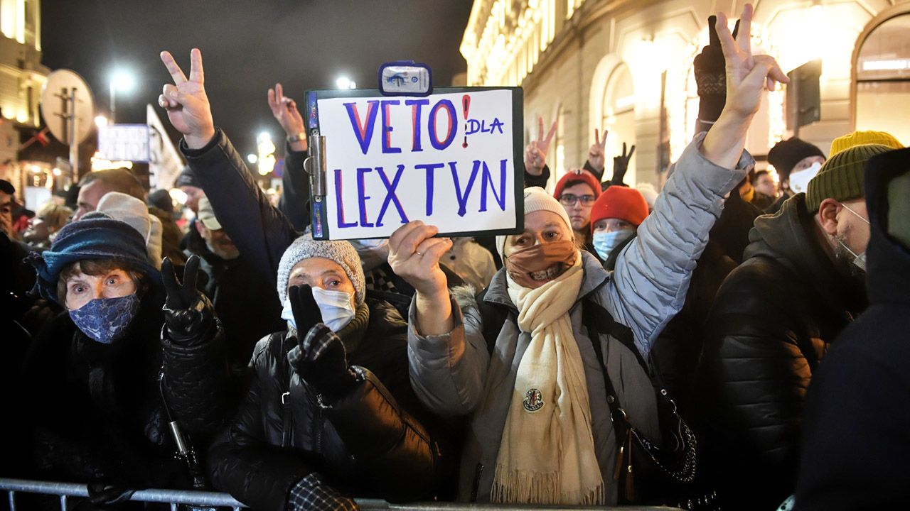 Protesty w obronie TVN (fot. PAP/Radek Pietruszka)
