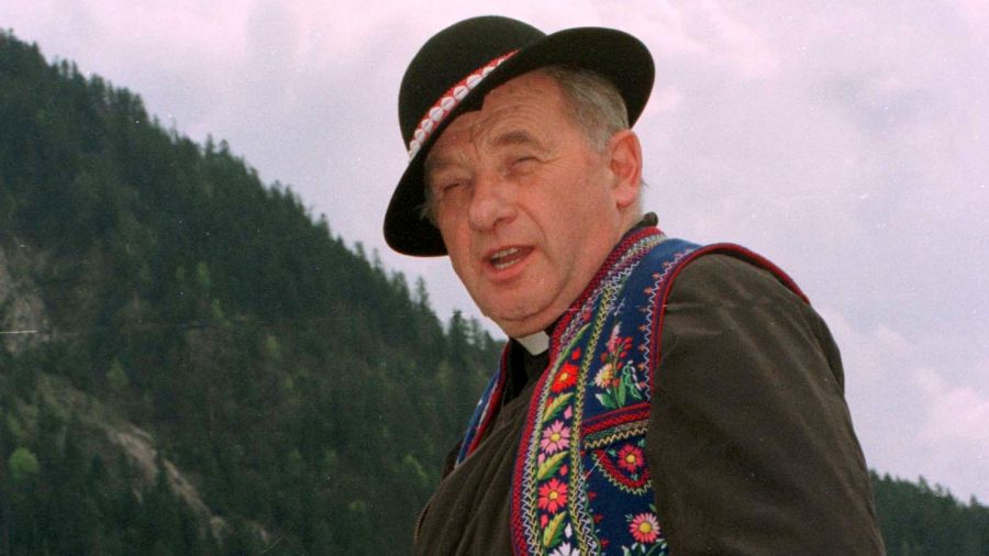 Ks. Jozef Tischner w 1997 r. po odprawieniu mszy św. na przystani pienińskich flisaków, inaugurującej sezon spływów przełomem Dunajca. Fot. PAP/CAF - Piotr Rayski - Pawliktelefoto