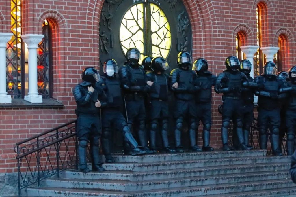 Сілавікі блакуюць уваход у Чырвоны касцёл у Менску. 2020 год. Крыніца (фота: «Вясна» / Telegram)