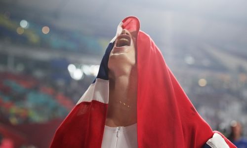 Karsten Warholm z Norwegii po zdobyciu złota w finale 400 m przez płotki mężczyzn podczas 17. Mistrzostw Świata w Lekkoatletyce IAAF w Doha 2019 na Międzynarodowym Stadionie Khalifa, 30 września 2019 r. Fot. Patrick Smith / Getty Images