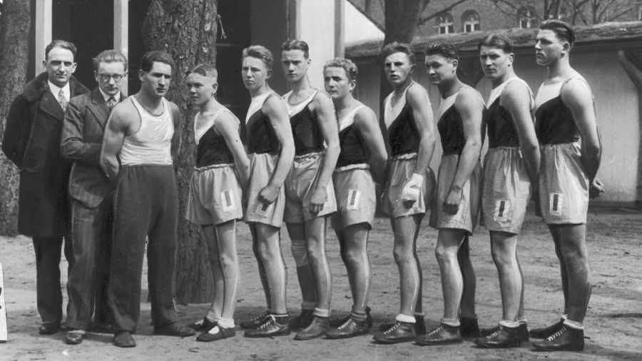 Rok 1933. Drużyna bokserów Gdańskiego Klubu Sportowego Gedania. Stoją od lewej: kierownik drużyny Lewicki, sekretarz Muller, trener bokserów Arlt i zawodnicy: Sierocki, Zieliński, Jaskółkowski, Chmielewski, Hirsch, Neuman, Meller, Chistowski. Fot. NAC/IKC