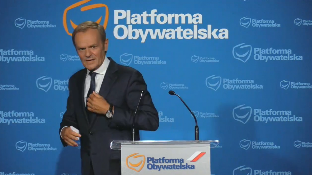 Donald Tusk w trakcie konferencji prasowej (fot. https://www.facebook.com/PlatformaObywatelska) Donald Tusk w trakcie konferencji prasowej (fot. https://www.facebook.com/PlatformaObywatelska)