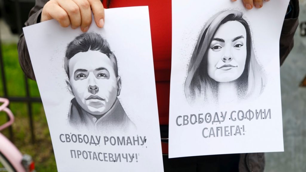 Плакаты з выявамі палітзняволеных Рамана Пратасевіча і Соф’і Сапегі. (Фота: «Настоящее время»)