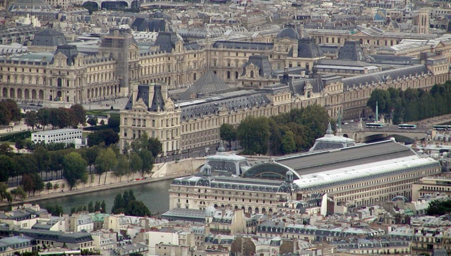 Kpt. Mróz wyjechał z rodziną do Paryża (fot. Wiki)