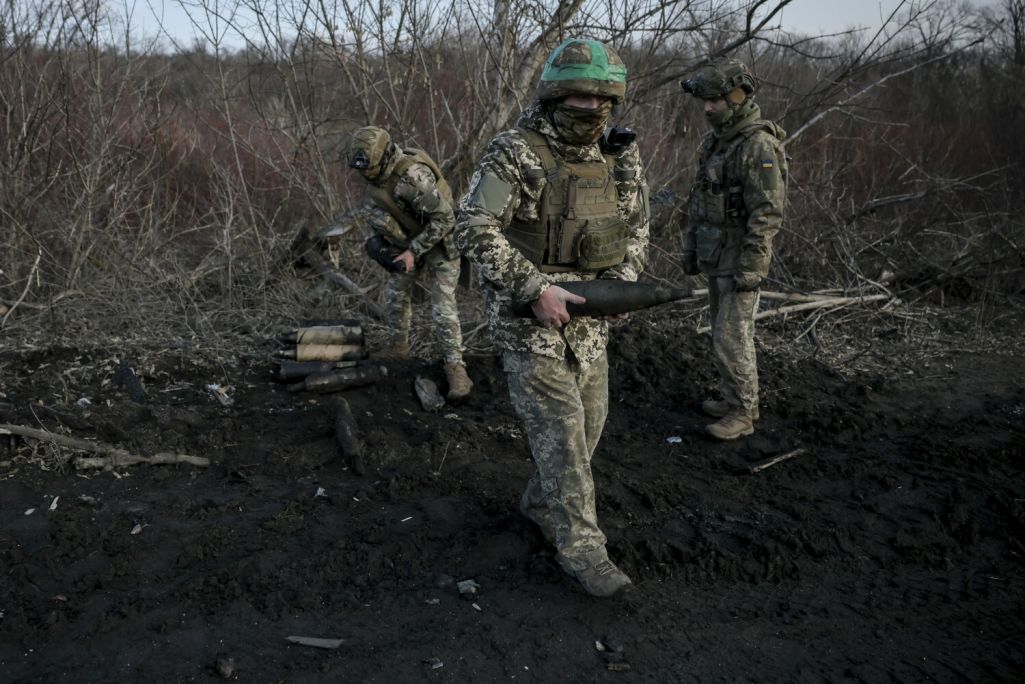 Здымак мае ілюстрацыйны характар. Украінскія вайскоўцы збіраюць пашкоджаныя боепрыпасы на дарозе на лініі фронту каля мястэчка Часаў Яр у Данецкай вобласці, Украіна. 10 студзеня 2025 года. Фота: Oleg Petrasiuk / Ukraine's 24th Mechanised Brigade via AP / East News