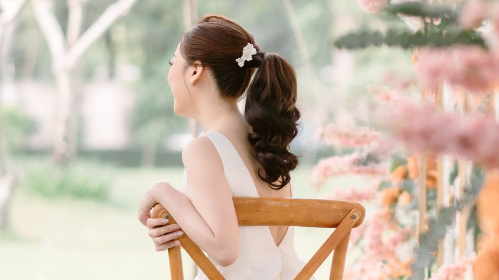 Kucyk ślubny to idealne połączenie elegancji i praktyczności, które pasuje do większości kreacji. Fot. Anngozza/Shutterstock