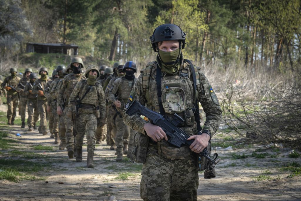 Здымак мае ілюстрацыйны характар. Чальцы сібірскага батальёну, сфармаванага пераважна з добраахвотнікаў-расейцаў Інтэрнацыянальнага легіёну ЗСУ, праходзяць практыку падчас вайсковых вучэнняў у невядомым месцы ў Кіеўскай вобласці, Украіна. 10 красавіка 2024 года. (Фота: Efrem Lukatsky / AP Photo / East News)