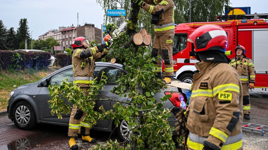 The fire service responded to around 2,000 separate incidents. (PAP/Darek Delmanowicz)