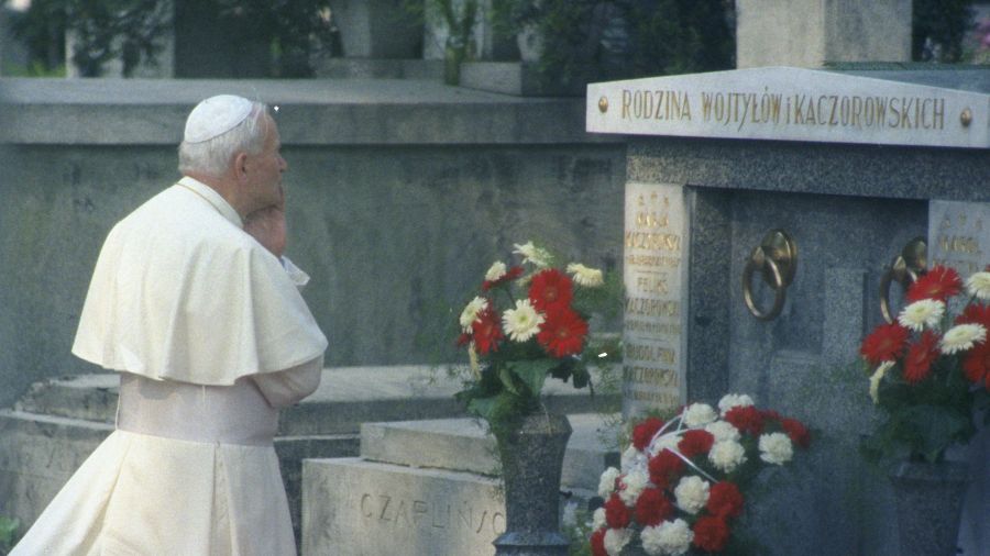 Kraków 11.06.1987. III pielgrzymka Jana Pawła II do Polski. Ojciec Święty modli się przy grobie swoich rodziców i brata Edmunda na Cmentarzu Rakowickim. Fot. PAP/Grzegorz Rogiński
