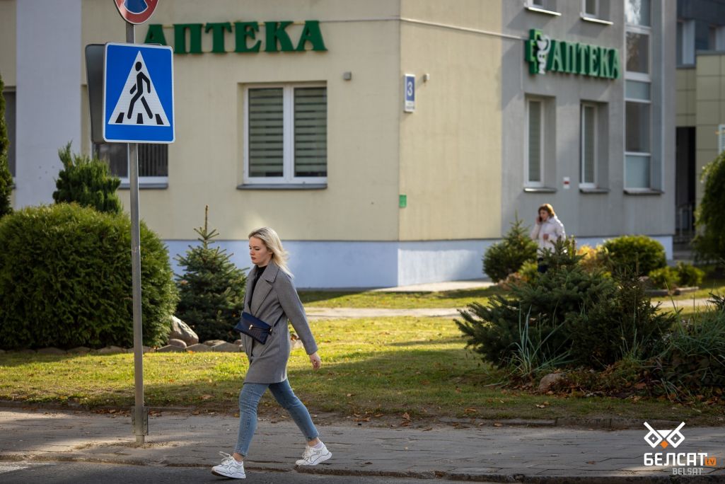 Здымак мае ілюстрацыйны характар. Жанчына шпацыруе па Горадні, Беларусь. (Фота: Белсат)