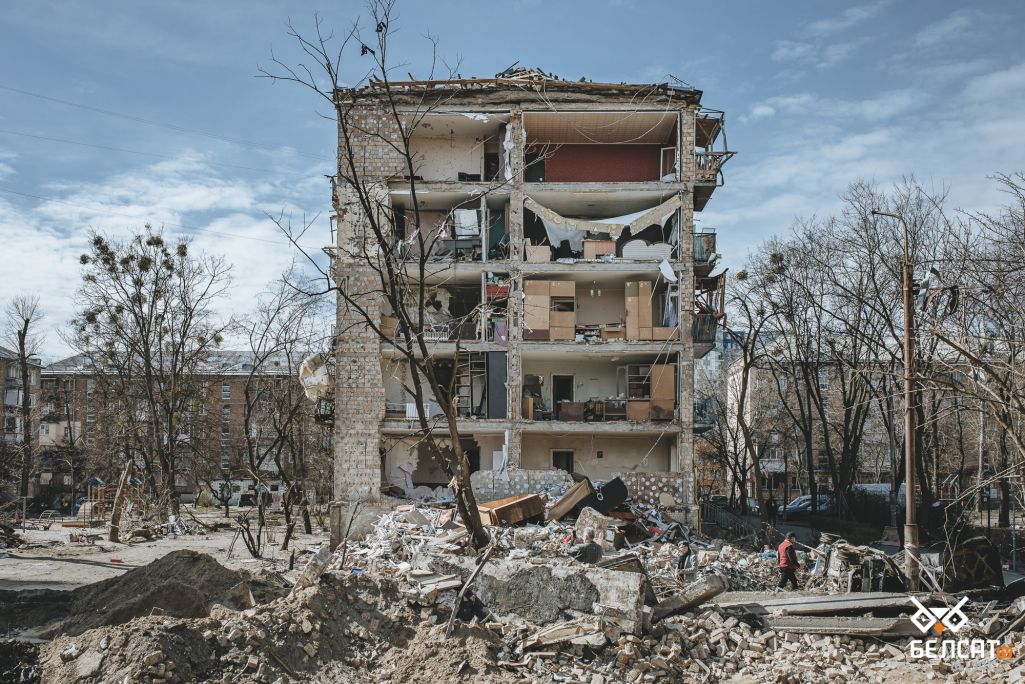 Здымак мае ілюстрацыйны характар. Разбураны дом ва ўкраінскай сталіцы. Пасля ракетнага ўдару ў доме абрынулася сцяна. Кіеў, Украіна. 28 сакавіка 2022 года. (Фота: Белсат)