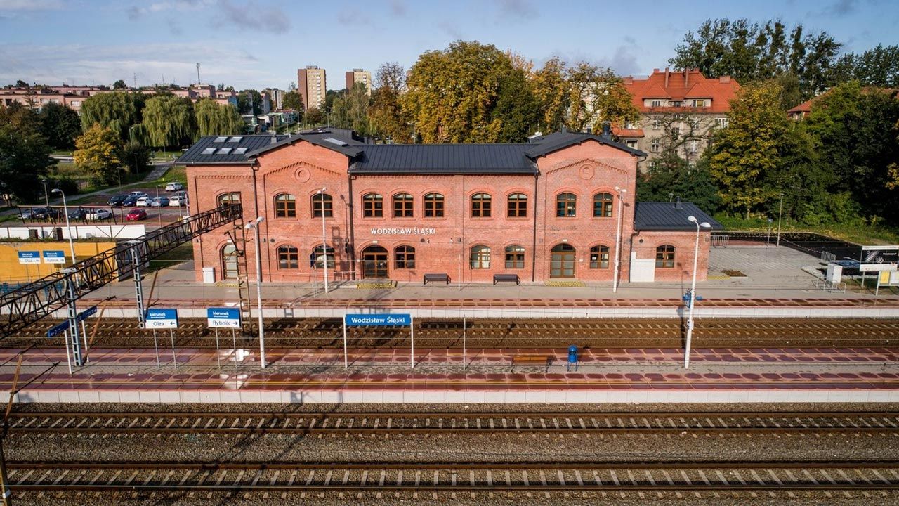 Odnowiony dworzec w Wodzisławiu Śląskim (fot. wodzislaw-slaski.pl)