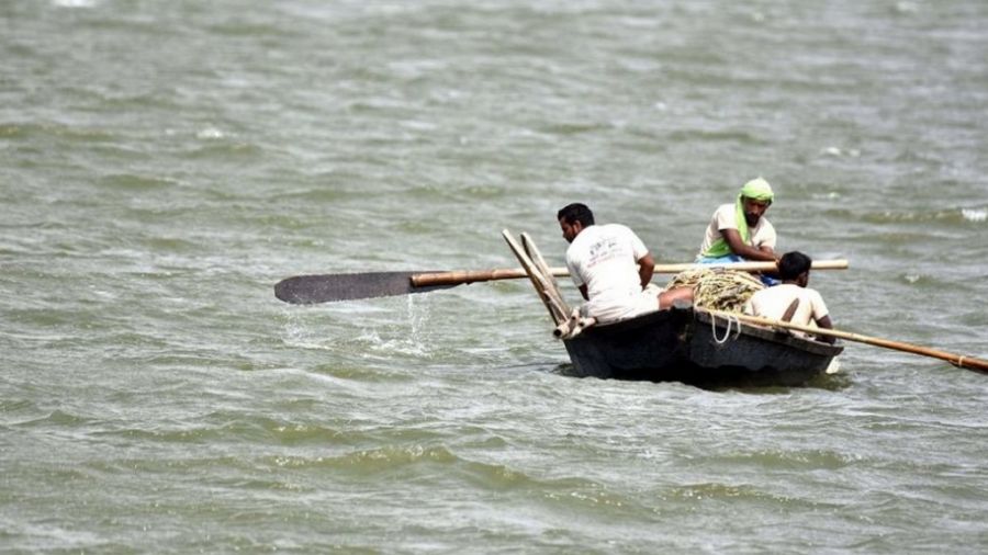 W rzece zauważono delfiny (fot. Parwaz Khan/Hindustan Times via Getty Images)