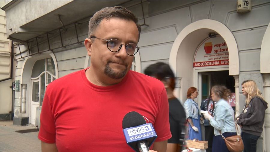 „Wspólna Spiżarnia” ma już 8 lat. Jadłodzielnia w Bydgoszczy świętuje z potrzebującymi. Na zdjęciu Ireneusz Nitkiewicz, jeden z założycieli i głównych inicjatorów jadłodzielni.
