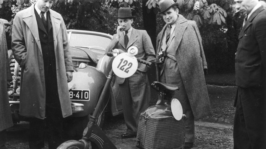 Warszawa 1938 rok. Na pokazie i konkursie piękności samochodów i motocykli nie zabrakło hulajnogi. Fot.  IKC/NAC