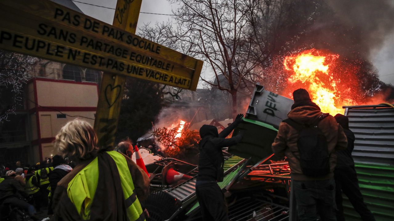W sobotę w protestach we Francji uczestniczyło około 50 tys. osób (fot. PAP/ EPA/IAN LANGSDON)